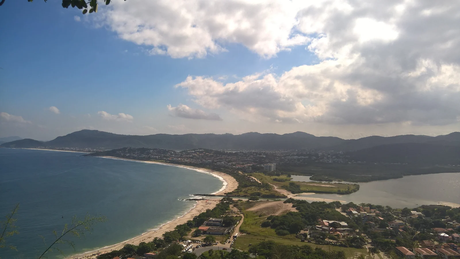 Praias de Itaipu e Camboinhas e Laguna de Itaipu vistas do Morro das Andorinhas