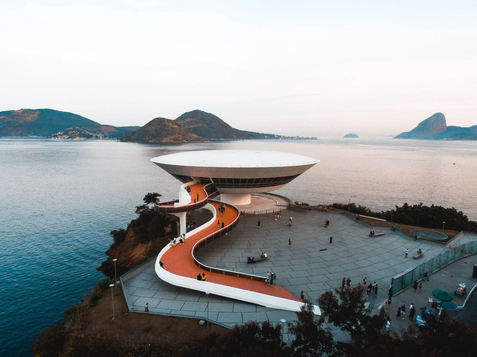 Vista elevada do Museu de Arte Contemporânea de Niterói e da Baía de Guanabara